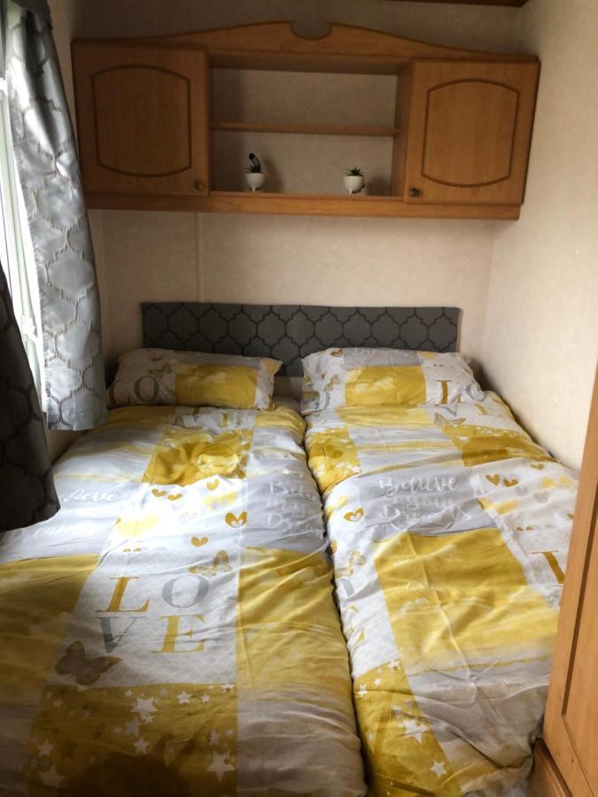 Lovely 3 Bedroom 8 Berth Caravan In Rhyl Exterior foto